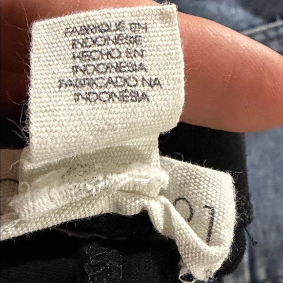 Classic Black Capri Leggings - Picture 3 of 4